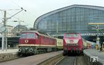 In Hamburg Hbf treffen die damals noch nicht vereinigten Staatsbahnen aufeinander: Links DR 132 624 vor D 439 nach Dresden, rechts DB 218 337 (mit einer unbekannten Schwesterlok) vor EC 33 nach Kopenhagen. (27.05.1990) <i>Foto: Benno Wiesmüller</i>