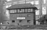 Das ehemalige Fahrdienstleiter-Stellwerk "Hs" in der Südausfahrt des Hamburger Hauptbahnhofs war vom 10.09.1949 bis 12.06.1977 in Betrieb. Das Vierreihen-Hebelstellwerk (VES 4rH) ersetzte seinen elektromechanischen Vorgänger aus dem Jahr 1906. Im Juni 1977 ging dann das neue Zentralstellwerk "Hzf" in Betrieb, das sich zwischen den Zufahrtsgleisen zum Betriebsbahnhof und der Nordkanalbrücke befindet und seitdem für den gesamten Hauptbahnhof-Komplex zuständig ist. Es ist ein Relaisstellwerk der Bauform Sp Dr S 60.  (20.11.1977) <i>Foto: Benno Wiesmüller</i>