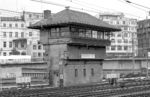 Das Gegenstück zum Stw "Hs" stand in der Nordausfahrt des Hamburger Hauptbahnhofs zur Lombardsbrücke hin. Genau wie das südliche Pendent war es ein Vierreihen-Hebelstellwerk (VES 4rH) und vom 10.09.1949 bis 12.06.1977 in Betrieb. Es ersetzte ebenfalls einen elektromechanischen Vorgänger aus dem Jahr 1906 und wurde seinerseits durch das neue Zentralstellwerk "Hzf" arbeitslos. (05.1975) <i>Foto: Benno Wiesmüller</i>