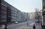 Auch wenn hier ein VW-Käfer steht, wir befinden uns in einem Neubauviertel im Bezirk Friedrichshain in Ostberlin. (02.1960) <i>Foto: Uwe Jens Jansen</i>