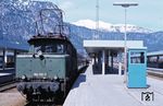 194 132 steht vor N 4691 nach Mittenwald im Bahnhof Garmisch-Partenkirchen. (21.03.1981) <i>Foto: Dorothee Hager</i>