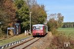 972 771 mit 772 312 wird von Fahrgästen in Bad Schmiedeberg Süd erwartet. Der Haltepunkt hieß früher Moschwig. (31.10.2019) <i>Foto: Ralf Opalka</i>