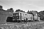 Triebwagen T 61 mit dem Personenwagen Nr. 6 und dem Güterwagen Nr. 1578 vor der Abfahrt nach Emden in Greetsiel. Der vierachsige Triebwagen war 1933 von der Waggonfabrik Wismar gebaut worden und ging 1963 nach Spiekeroog. (08.1950) <i>Foto: Gerd Wolff</i>