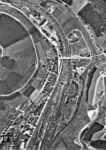 Luftaufnahme auf Altenhundem mit Bw und der Südausfahrt/Kurve in Richtung Welschenennest. Die Brücke in der Bildmitte war die bekannte Fotostelle, auf der die Fotografen bis zur Elektrifizierung im Jahre 1965 die aus dem Bahnhof ausfahrenden schweren Güterzüge aufnahmen. (10.06.1952) <i>Foto: Slg. Eisenbahnstiftung</i>