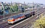 218 145 rangiert im Bahnhof Wuppertal-Oberbarmen zusätzliche Wagen auf den Ne 62064 nach Köln. (02.05.1986) <i>Foto: Wolfgang Bügel</i>