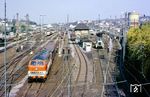 218 145 rangiert im Bahnhof Wuppertal-Oberbarmen, dessen Gütergleise heute weitgehend durch einen Baumarkt überbaut wurden. (02.05.1986) <i>Foto: Wolfgang Bügel</i>