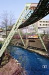 Eine etwas andere Perspektive an der Barmer Herzogbrücke mit 218 145, der Wupper und der Schwebebahn. (02.05.1986) <i>Foto: Wolfgang Bügel</i>