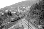 Den drittletzten Einsatz nach Heidelberg bestritt 220 015, die mit E 2658 den Königstuhltunnel hinter sich gebracht hat und gleich nach Heidelberg Hbf einfahren wird. Den letzen Zug bespannte übrigens die türkis/beige 220 060 am 31. Mai 1975. (29.05.1975) <i>Foto: Helmut Röth</i>