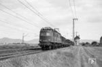 118 032 mit einem Güterzug nach Mannheim in Höhe der ehemaligen Blockstelle Schlüssel bei Heidelberg-Wieblingen.  (16.08.1975) <i>Foto: Helmut Röth</i>