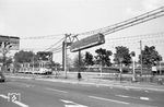 Während der Bundesgartenschau 1975 in Mannheim wurden die beiden Ausstellungsflächen Luisenpark und Herzogenriedpark mit einer 2,8 km langen Hängebahn verbunden. Der Fahrweg des sog. "Aerobus" war ein doppeltes Tragseil auf der die Fahrzeuge liefen. Er diente später zugleich als zweipolige Zuführung des Stroms zu den Fahrzeugen. Ursprünglich gab es eine von den Tragseilen getrennte Oberleitung. Im Gegensatz zur Wuppertaler Schwebebahn war die Tragvorrichtung nicht starr montiert, sondern nach dem Prinzip einer Hängebrücke an den Abhängern einer Tragkabelkonstruktionen aufgehängt. Diese wiederum werden von Masten getragen. Hauptvorteil des Aerobusses war der große Abstand zwischen den Trägern, in Mannheim bis zu 233 m, wodurch der Aufwand für Bauarbeiten und die am Boden erforderliche Fläche gering war. Die eingesetzten acht Wagen waren 22 Meter lang und boten 100 Fahrgästen Platz. Kleines Schmakerl am Rande: Bei einer der ersten Probefahrten musste der damalige Mannheimer Oberbürgermeister Ludwig Ratzel wegen eines technischen Defekts mit einer Drehleiter aus einem stehengebliebenen Fahrzeug befreit werden. Der Betrieb während der Bundesgartenschau verlief jedoch weitgehend reibungslos. In den 1850 Betriebsstunden fiel die Anlage lediglich für insgesamt 20 Stunden aus. In der Zeit vom 18. April bis 19. Oktober 1975 beförderte der Aerobus 2,2 Millionen Besucher. Die Fahrzeit betrug neun Minuten. 1976 lief die Betriebserlaubnis für die Strecke aus, anschließend wurde sie bis auf ein 600 Meter langes, einbahniges Teilstück beim Herzogenriedpark abgebaut, die weiter als nichtöffentliche Versuchsstrecke diente. 1979 wurde der Testbetrieb eingestellt, die restliche Trasse 1987 demontiert und verschrottet.  (11.10.1975) <i>Foto: Helmut Röth</i>