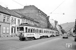 Triebwagen 33/34 und 47/48 der Oberrheinischen Eisenbahn (OEG). Anlässlich der Elektrifizierung der Strecke Mannheim–Heidelberg erfolgte 1928 die Lieferung von insgesamt 21 Halbzügen genannten Triebwagen von Fuchs mit den Nummern 21/22 bis 61/62. Bei jedem Halbzug waren jeweils zwei Wagen (ein Triebwagen und ein Steuerwagen) mit einer Kurzkupplung fest verbunden. Sie verfügten über zweimal 29 Sitzplätze. Zwischen den Wagen war ein Übergang für den Schaffner vorhanden. Zur flexiblen Zugbildung war es möglich, zwei Halbzüge zu einem Ganzzug zu kuppeln und beide Triebwagen in diesem Zug von einem Führerstand aus zu steuern. Die Halbzüge verrichteten bis ins Jahr 1974 ihren Dienst, diese Aufnahme entstand während einer Sonderfahrt in Heidelberg.  (11.10.1975) <i>Foto: Helmut Röth</i>