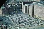 Blick auf einen gefüllten Parkplatz am Domplatz, der heute komplett autofrei ist. (Anm.: Das Bild ist seitenverkehrt, was vorübergehend zu Irritationen führte). (08.1961) <i>Foto: Uwe Jens Jansen</i>