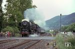 Die beim Bw Kassel stationierte kohlegefeuerte 01 1086 ist mit einem Schnellzug auf der Main-Weserbahn bei Marburg unterwegs.  (06.1966) <i>Foto: Tony Clarke</i>
