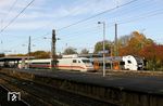 402 036 überholt als ICE 654 nach Köln im Bahnhof Wuppertal-Oberbarmen den 462 039, der im probeweisen Einsatz auf der RB 48 ist. (08.11.2019) <i>Foto: Wolfgang Bügel</i>