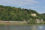 101 076 mit IC 2003 nach Koblenz vor der Kulisse von Schloss Marienfels bei Remagen, das von 1859 bis 1863 überwiegend im neugotischen Stil als Villa errichtet wurde.  (24.06.2019) <i>Foto: Zeno Pillmann</i>