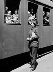 Die gescheiterte Blitzkriegstrategie gegen die Sowjetunion erwischte die NS-Strategen eiskalt, da der Einsatz an der Ostfront immer größere Ressourcen beanspruchte. So wurde versucht, den Männermangel durch den Einsatz von Frauen wettzumachen. Die RVM-Fotografen bewarben den Einsatz der Frauen bei der Reichsbahn mit zahlreichen Pressefotos, so wie mit dieser adretten Neu-Reichsbahnerin an einem Zug in Stuttgart Hbf. (1942) <i>Foto: RVM (Steiner)</i>