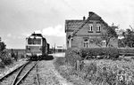 Triebwagen 54 mit einem Güterzug nach Emden im Bahnhof Manslagt. Mit der Weiche im Vordergrund mündete das Umfahrgleis wieder ins Streckengleis. (18.06.1961) <i>Foto: Gerd Wolff</i>
