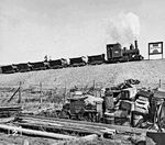 Zu den 1950 von der Firma Holzmann beim Deichbau um Greetsiel eingesetzten Lokomotiven gehörte diese von der Maschinenbau-Gesellschaft Heilbronn (MGH) gebaute zweiachsige Feldbahnlok (Bn2t, Heilbronn 408/1901), hier auf dem neuen Damm. (08.1950) <i>Foto: Gerd Wolff</i>