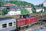 Im Jahr 1986 besaß das Bw Wuppertal nur noch zwei altrote 212er. Neben 212 264 war dies 212 274, die hier gerade mit N 5224 nach Wuppertal den Bahnhof Remscheid-Lennep verlässt. (16.05.1986) <i>Foto: Joachim Bügel</i>