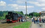 Reges Interesse an dem ersten Dampfzug nach über 20 Jahren im Bahnhof Bindweide. (22.05.1986) <i>Foto: Joachim Bügel</i>