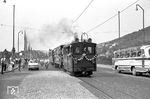 Nicht ganz einfach und unproblematisch war die Fahrt des Sonderzuges auf den Straßenbahngleisen durch Heidelberg. (25.07.1964) <i>Foto: Helmut Röth</i>