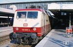 Am 14. Mai 1979 wurde mit der 120 001-3 die erste Lokomotive mit Drehstromantriebstechnik an die damalige Deutsche Bundesbahn übergeben. Sie wurde zunächst für eine Höchstgeschwindigkeit von 160 km/h zugelassen und beim Betriebswerk Nürnberg Rbf praktisch erprobt. Bis Januar 1980 wurden ihre Schwestern 120 002–005 ausgeliefert; die optisch leicht abweichende 120 005 (mit tiefer gezogenem Knick auf der Front sowie einer anfänglichen Verkleidung auf dem Dach und um die Puffer herum) wurde dabei von Ablieferung an für eine Höchstgeschwindigkeit von 200 km/h zugelassen. Das optische Erscheinungsbild der Baureihe 120 war prägend für das „Gesicht“ der Deutschen Bundesbahn in den 1980er Jahren. Alle Vorserien-Lokomotiven erhielten noch ein purpurrotes/elfenbeinfarbiges TEE-Farbkleid, während die Serienmaschinen als einzige DB-Baureihe ab Werk im orientroten Farbschema ausgeliefert wurden.  (22.03.1981) <i>Foto: Prof. Dr. Willi Hager</i>