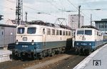 Während die Stuttgarter 110 218 in München Hbf noch auf ihren Zug wartet, fährt die Münchener 111 035 mit D 799 vorbei. (22.03.1981) <i>Foto: Prof. Dr. Willi Hager</i>