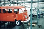 Am 8. März 1950 begann in Wolfsburg eine neue Ära, die eine Weltkarriere werden sollte: Die ersten zehn VW Transporter vom Typ T1 liefen vom Band. Bis zum Produktionsende des T1, besser bekannt als "VW Bulli", im Jahr 1967 wurden mehr als 1,83 Millionen Exemplare produziert. Ab 1963 wurde dem Transporter ein 42 PS (!), 1,5 Liter großer Boxermotor spendiert (vorher 34 PS), womit der Transporter erstmals die Schallmauer von 100 km/h durchbrechen konnte. Nach über 17 Jahren fiel für die erste Generation des Transporters zumindest in Deutschland die Klappe. In Brasilien schaffte der T1 sogar noch den Sprung ins neue Jahrtausend. Erst im Jahr 2000 – nach unglaublichen 50 Jahren – war auch hier für ihn Feierabend.  (09.1964) <i>Foto: Uwe Jens Jansen</i>