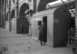 Kauen als behelfsmäßige Unterkunft für den Aufsichtsbeamten und das Deutsche Rote Kreuz im Potsdamer Bahnhof in Berlin. (03.1945) <i>Foto: Walter Hollnagel</i>