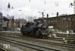 94 1186 auf dem Weg zu neuen Aufgaben in Bremen Hbf. Die Schlussscheibe (Signal Zg 2) befindet sich allerdings auf der falsche Seite der Lok. (21.06.1967) <i>Foto: Robin Fell</i>