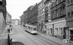 Tw 4 auf dem 111 Promille Steilstreckenstück am Hüttenberg in Neunkirchen/Saar. Als Helmut Röth das Straßenbahnnetz besuchte, war es bereits auf die Stadtlinie 2 (Steinwald – Hauptbahnhof mit Abzweig zum Schlachthof und eine Gesamtlänge von 5,4 Kilometer reduziert worden, die von acht (seit 1965 sieben) Triebwagen befahren wurde. Der damals kleinste Straßenbahnbetrieb der Bundesrepublik hielt sich noch bis zum 10. Juni 1978, weil befürchtet wurde, dass auf der Steilstrecke der Omnibusverkehr zu gefährlich sei. Eine neue motorstarke Busgeneration half, diese Bedenken zu zerstreuen.  (23.08.1964) <i>Foto: Helmut Röth</i>