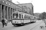 Tw 867 mit Bw 1350 als Pendelwagen zwischen Neckarstadion und Hauptbahnhof vor dem Stuttgarter Hauptbahnhof. (06.09.1964) <i>Foto: Helmut Röth</i>