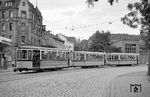 Tw 786 mit den Beiwagen 1504 und 1513 auf der Linie 21 zur Oberen Ziegelei am Schwanenplatz in Stuttgart-Berg.  (06.09.1964) <i>Foto: Helmut Röth</i>