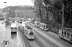 Mindestens 9 Straßenbahnen sind hier am Arnulf-Klett-Paltz vor dem Stuttgarter Hauptbahnhof unterwegs. Die Straßenbahngleise sind heute längst verschwunden. (06.09.1964) <i>Foto: Helmut Röth</i>
