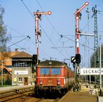 455 103 (Bw Heidelberg) verlässt den Bahnhof Seckach. (1982) <i>Foto: Karsten Risch</i>