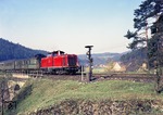 Pünktlich um 8.05 Uhr passiert V 100 1262 vor E 791 aus Nürnberg das Einfahrvorsignal von Etzelwang.  (21.04.1968) <i>Foto: Heinz Hangarter</i>