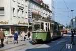 Am 19. Oktober 1974 fuhren zum letzten Mal Straßenbahnen durch die Stadt Reutlingen. Bereits ab 1964 hatte ein von der Stadt in Auftrag gegebenes Gutachten die Umstellung auf Busverkehr empfohlen, erhebliche Widerstände der Bevölkerung verzögerten diese jedoch. Heute ist es schwer vorstellbar, wie durch die engen Straßen der Innenstadt einst die Straßenbahn fuhr. (1973) <i>Foto: Jörg Schulze</i>