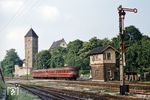 Ein VT 60 des Bw Heilbronn mit Beiwagen VS 145 verlässt den Bahnhof Neckarsulm. (1966) <i>Foto: Jörg Schulze</i>