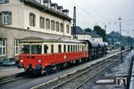 Der vierachsige T 11 (Dessau, Baujahr 1928) gelangte 1953 von der DB (ex VT 66 906) zur WEG und war mit einer viermotorigen Antriebsanlage als Schlepptriebwagen bei der WEG grundlegend modernisiert worden, hier unterwegs im Bahnhof Nürtingen. Heute (2019) befindet er sich im Besitz der „Freunde der Halle-Hettstedter Eisenbahn“ und wird dort Stück für Stück aufgearbeitet. (1973) <i>Foto: Jörg Schulze</i>