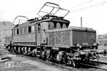 Die im Herbst 1935 gelieferte E 93 04 gehörte bereits im Juni 1942 neben den E 93 01, 02 und 03 zum Bestand des Bw Geislingen und war dort maßgeblich im Schubdienst auf der Steige eingesetzt. Ende der 1970er Jahre wurde sie dort durch die Baureihe E 94 (194) abgelöst. (1952) <i>Foto: Bachmann</i>