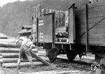 Holzverladung per Muskelkraft auf einem unbekannten Bahnhof im Schwarzwald.  (1937) <i>Foto: RVM (Felten)</i>