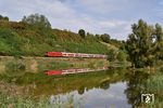 Eine perfekte Spiegelung des RB 19973 (Heilbronn - Stuttgart) mit 147 005 in einem Teich bei Nordheim/Württ. (16.09.2019) <i>Foto: Zeno Pillmann</i>