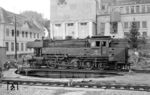 65 001 wendet auf der Drehscheibe im Bahnhof Erbach/Odenwald. Der Bahnhof wurde am 24. Dezember 1871 in Betrieb genommen, als die von Norden nach Süden von der Hessischen Ludwigsbahn vorangetriebene Odenwaldbahn bis hierhin eröffnet werden konnte. Aus diesem Grund gab es hier von Anfang an eine kleine Lokstation mit Drehscheibe. Der südliche Anschluss bis nach Eberbach erfolgte 1882. (20.09.1964) <i>Foto: Helmut Röth</i>