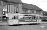 Tw 16 auf der Linie 6 Richtung Oberwaldhaus am Darmstädter Hauptbahnhof. Sie führte vom Hauptbahnhof über Rheinstraße – Luisenplatz – Regerweg – (Fasanerie nur nachmittags) –  zum Oberwaldhaus (im Sommer stündlich).  (20.09.1964) <i>Foto: Helmut Röth</i>