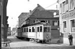 Tw 42 mit Bw 150 auf der Rückfahrt nach Karlstor auf der stilllegungsgefährdeten Linie 4 in der engen Bundesstraße 37 von Heidelberg-Wieblingen. (20.03.1965) <i>Foto: Helmut Röth</i>
