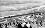 Blick von der Burgruine Scherenberg auf die Frankfurter 01 169, die mit D 658 (Frankfurt - Passau) an der historischen Häuserkulisse von Gemünden am Main vorbeizieht. (01.11.1955) <i>Foto: Carl Bellingrodt</i>