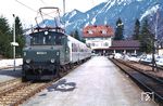 169 002 steht vor N 6615 nach Murnau im Bahnhof Oberammergau, der heute auf ein Gleis zurückgebaut wurde. (23.03.1981) <i>Foto: Prof. Dr. Willi Hager</i>