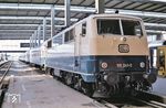 111 041 war seit ihrer Anlieferung am 30.10.1975 bis 2012 in München stationiert und passend in weiß/blau lackiert. Hier ist sie mit einem D-Zug in München Hbf eingetroffen. (22.03.1981) <i>Foto: Prof. Dr. Willi Hager</i>