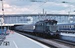 144 145 überführt einen Lr zum Abstellbahnhof München-Pasing in München Hbf. (22.03.1981) <i>Foto: Prof. Dr. Willi Hager</i>