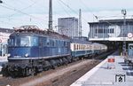 118 012 verlässt mit D 898 den Münchener Hauptbahnhof. (22.03.1981) <i>Foto: Prof. Dr. Willi Hager</i>